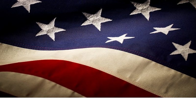 kayıplarımızın anısına Amerikan bayrağı sallamak