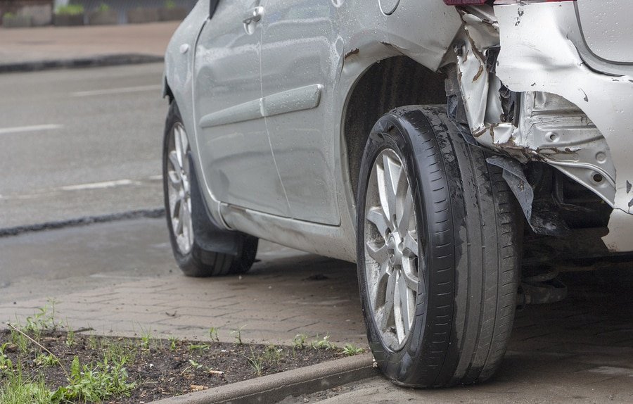 Kaza Yakından Sonra Araba Hasarlı Arka Tampon Ezilmiş