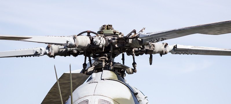 Nahaufnahme von Hubschraubern, die sich drehende Hubschrauberblätter drehen