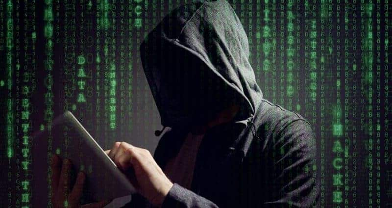 窃取数据的数字式片剂的计算机黑客