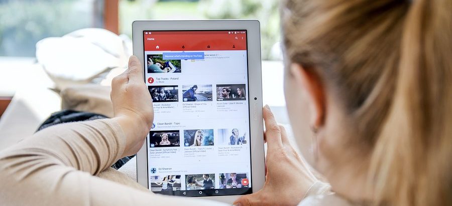 Kobieta ogląda YouTube na tablecie