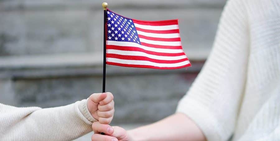 mujer joven, y, niño pequeño, tenencia, bandera estadounidense