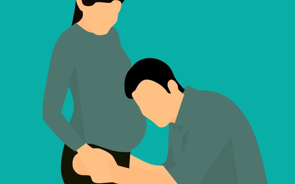 Una pareja discutiendo problemas de salud infantil. La cabeza del padre descansa sobre el estómago de la madre tratando de escuchar al bebé en el útero.