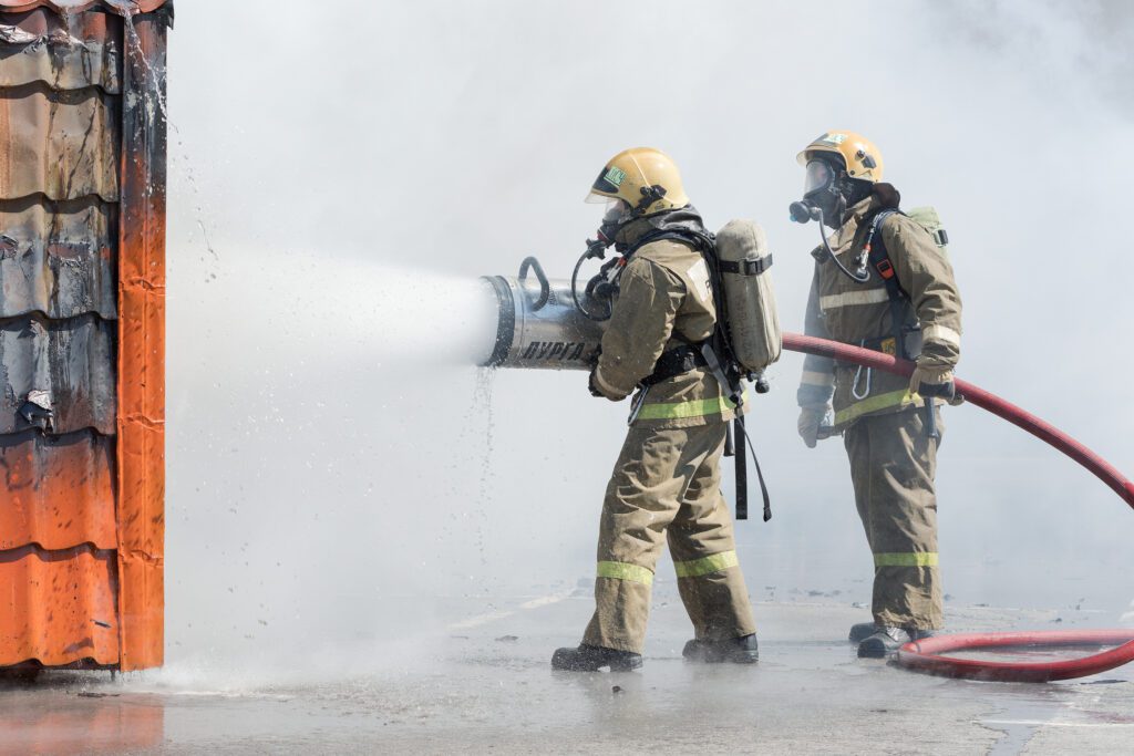 bomberos que usan espuma a base de pfas contra el fuego